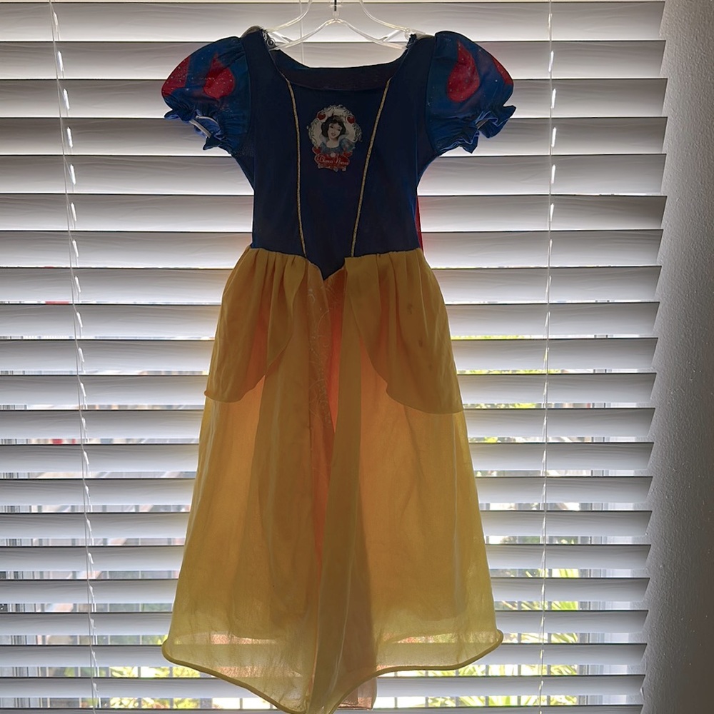 Brand: Disney Size: 4-5 years old Price: OBO